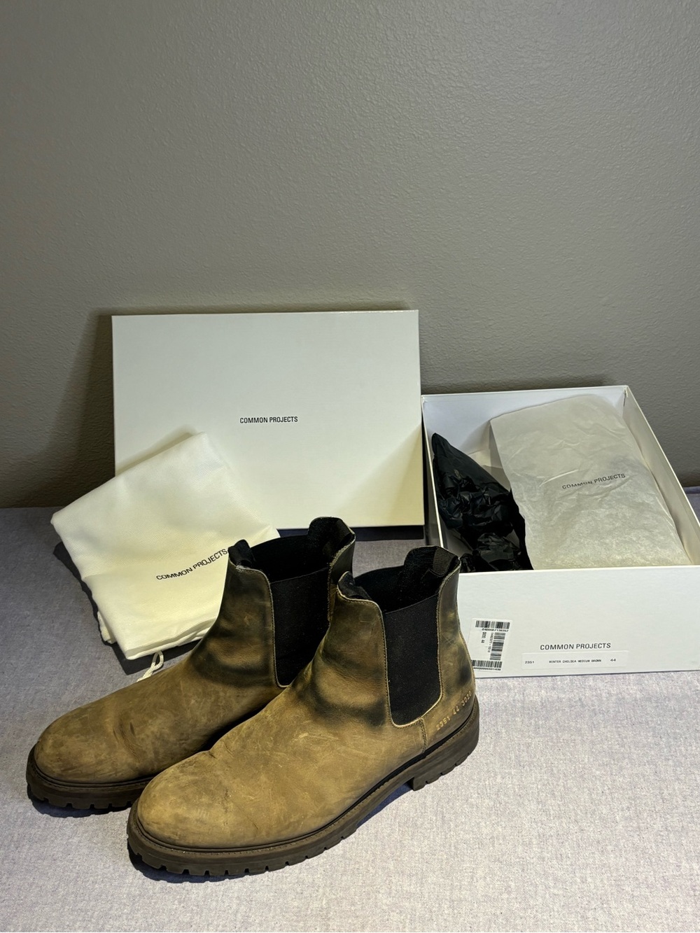 Men's Common Projects Chelsea waxed-suede boots with original packaging - Picture 3 of 8